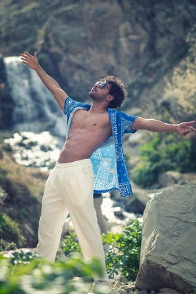 山野放飞自我的戴墨镜帅哥图片